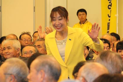 場内に入る菊田氏
