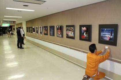 済生会三条病院アートギャラリーで開かれているフォトフレンズ作品展
