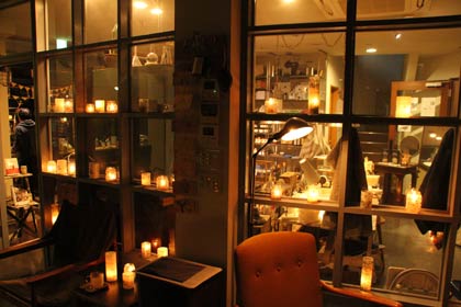 キャンドルが彩るツバメコーヒーの店内