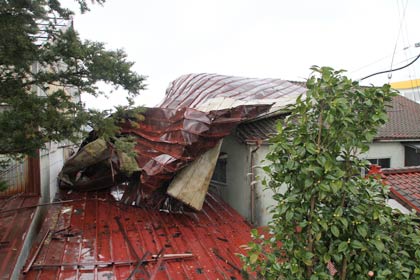 はがれ落ちた屋根のトタン