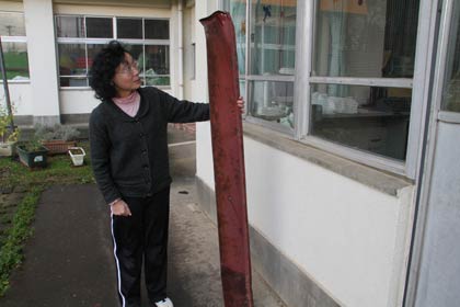  幼稚園の会社と反対側にまでトタンの一部と思われる金属が