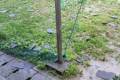幼稚園の会社の反対側の敷地にも風で飛ばされた防水シートが散乱