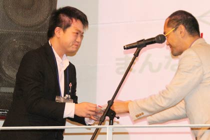 金子洋二代表理事から賞状を受けるまんなかフェス実行委員会の近藤代表