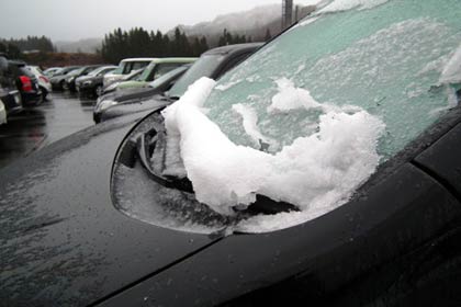 「しただブログ」に下田地区南五百川で降った初雪のようす、駐車場の車のフロントガラスに白い雪