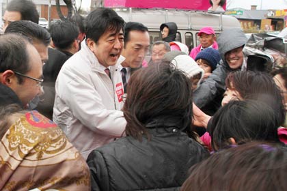 演説を終わって聴衆と握手する安倍首相