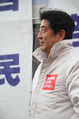 イオン県央店前で演説する安倍首相