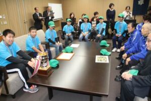 第23回新潟県ゲートボールジュニア選手権大会のジュニア2部クラスで初優勝し、3年連連続で全国大会出場を決めた燕市吉田北ジュニアが鈴木燕市長を表敬