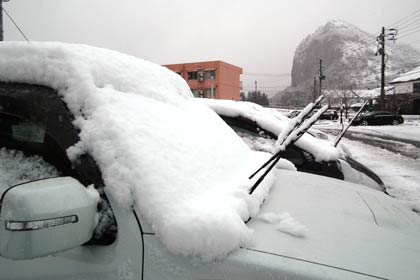  三条市南五百川、かもしか病院に前日から駐車されていた職員の車に積もった雪