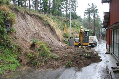 燕市国上地内で発生した土砂崩れの現場
