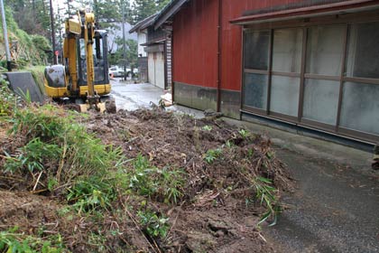 土砂が住宅に迫る