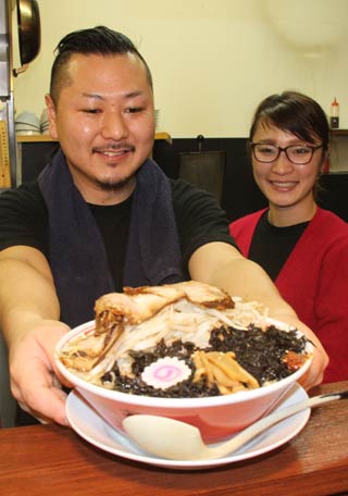 麺屋しまで新発売の「八木ヶ鼻ラーメン」、経営者の島崎さん夫婦