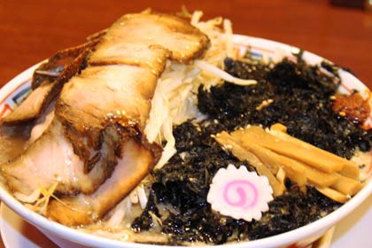 左の山盛りのモヤシの上にチャーシューが載った部分が八木ヶ鼻、右の岩ノリが五十嵐川、メンマがいかだ、ナルトが温泉マーク代わり
