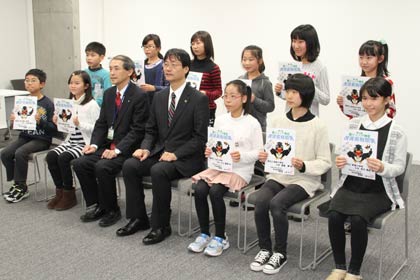 記念撮影するAクラス満点の児童