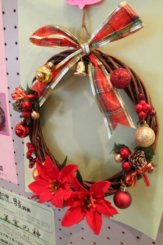  道の駅国上のふれあいパーク久賀美のクリスマスリース作り体験教室で作るクリスマスリースのサンプル