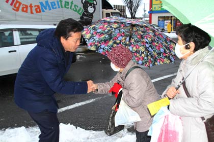 支持者と握手する玄葉氏