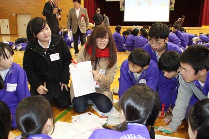 燕中学校で2年生を対象に開かれた米山奨学生との異文化セミナー