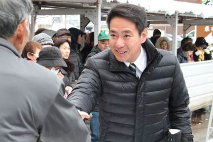支持者と握手して応援を求める