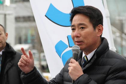 イオン県央店前で演説する前原氏