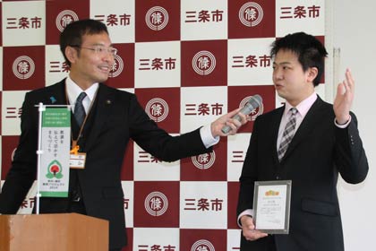  9日行われた国定三条市長の記者会見、新潟NPO主催の新潟県内NPO表彰で「がっと賞」を受賞した三条市の若者団体「まんなかフェス実行委員会の近藤雅哉実行委員長も出席