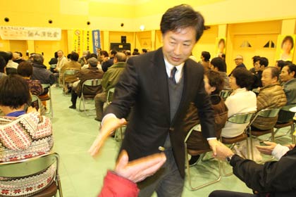 支持者と握手する安住氏