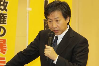 三条市内で応援演説を行う安住淳氏