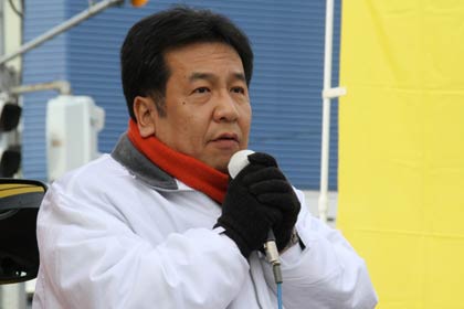  燕三条地場産業振興センター前で応援演説を行う枝野民主党幹事長
