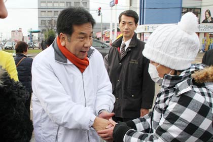  支持者と握手する枝野民主党幹事長