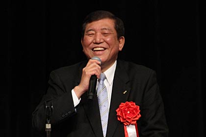 冗談も交えて分かりやすく話す