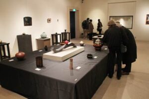 21日まで燕市産業史料館で開かれている水燕鎚工会作品展