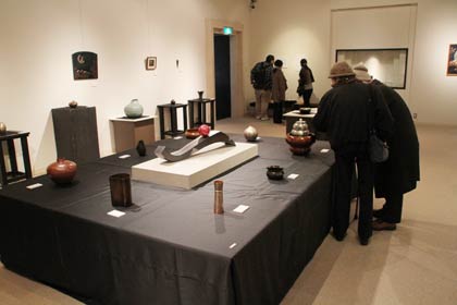 21日まで燕市産業史料館で開かれている水燕鎚工会作品展