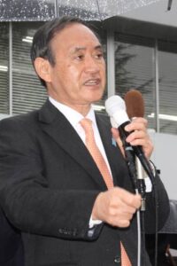 三条市役所前で演説する菅官房長官