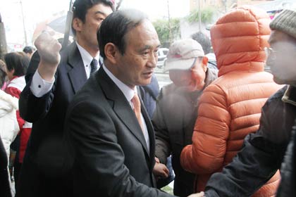  支持者と握手する菅氏