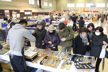 14日まで燕三条地場産業振興センターで開かれている「年末刃物フェア2014」
