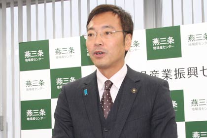  燕三条地場産業振興センター理事長として記者会見する国定市長