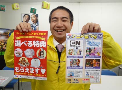 ちらしを手に来場を呼びかけるエヌ・シィ・ティ三条センターのスタッフ