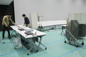 期日前投票が終わり燕市役所のつばめホールの期日前投票所の撤収作業