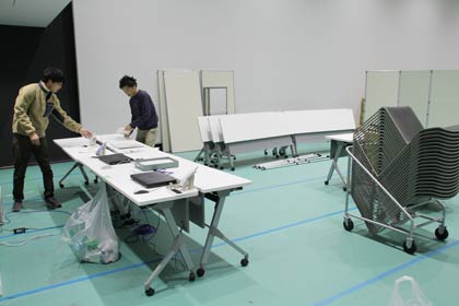 期日前投票が終わり燕市役所のつばめホールの期日前投票所の撤収作業