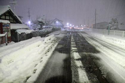 事故現場付近、軽自動車と歩行者いずれも写真手前から奥へ向かって進行していた