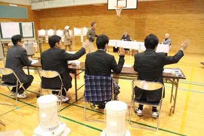  燕南小学校に設置された燕市第十投票区投票所