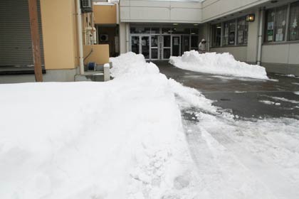 燕南小の玄関前は職員できれいに雪かき