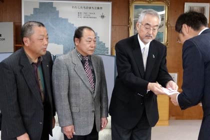 左から三条商工会議所観光・サービス業部会の大野副部会長、元川副部会長、梨木部会長、国定市長