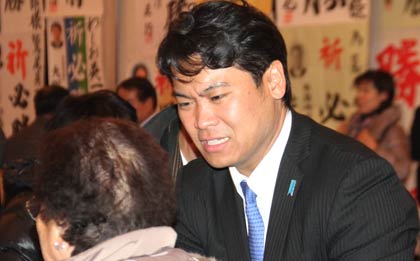 支持者と握手して支援に感謝する2区の鷲尾英一郎氏