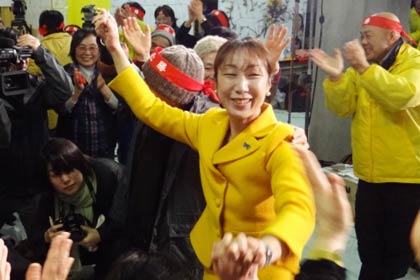 比例の当確にわく菊田真紀子氏の陣営