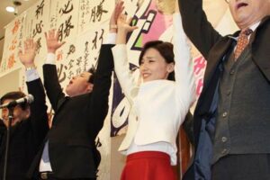 万歳する金子恵美氏