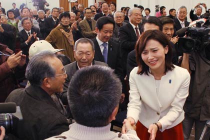 支持者に囲まれて入場する金子氏