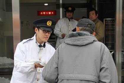 大映信用組合本店前で来店客に振り込め詐欺などの啓発用品を配布する燕署員