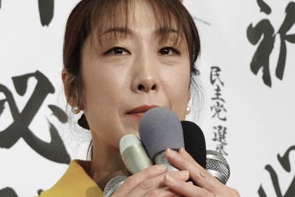 目に涙をためてあいさつする菊田氏