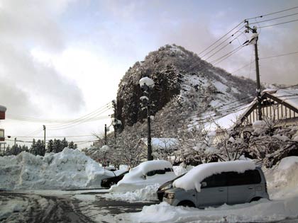 「しただブログ」に15日、掲載されたかもしか病院付近の雪のようす