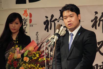 支持者らに礼を述べる鷲尾氏