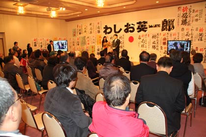 集まった約80人の支持者ら